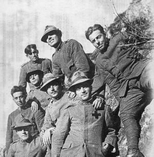 Don Sante Brusa (con la croce sul petto) con i "suoi" Alpini